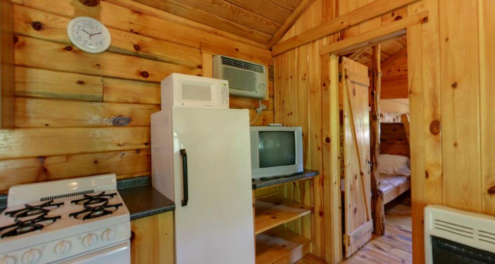 Robin Hill Camping Resort Deluxe Cottage 13